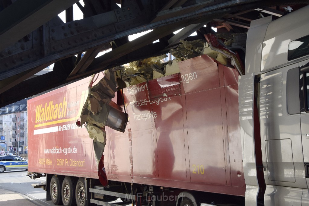 LKW blieb unter Bruecke haengen Koeln Deutz Opladenerstr Deutz Muelheimerstr P089.JPG - Miklos Laubert